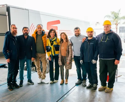 Il personale di FuturaBox davanti al mezzo aziendale